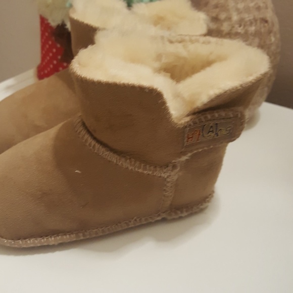 Hotcakes toddler fuzzy boots - Picture 3 of 3